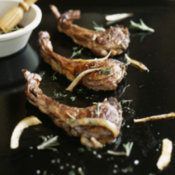 Recette de côtelettes d&#039;agneau à la plancha, aux oignons-image
