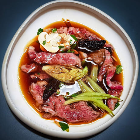 Recette de Wagyu en fondue, légumes croquants, bouillon de boeuf aux morilles comme un dashi