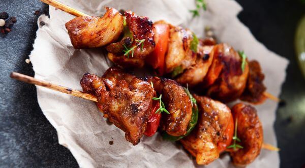 Viande et brochettes Ingrédients pour barbecue fête sont mis sur