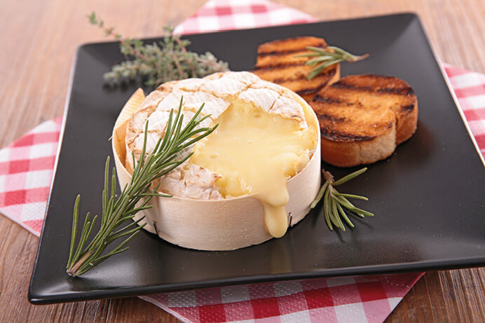 Camembert rôti au four ou au barbecue